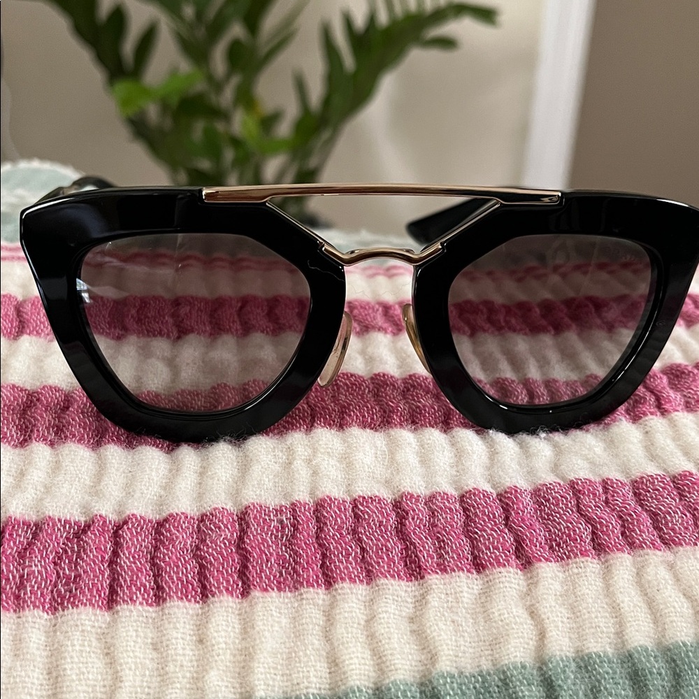 Prada sunglasses - Picture 3 of 5